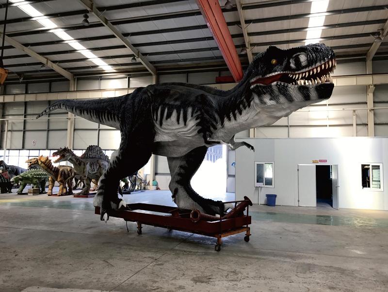 13米长的仿真恐龙“霸王龙”