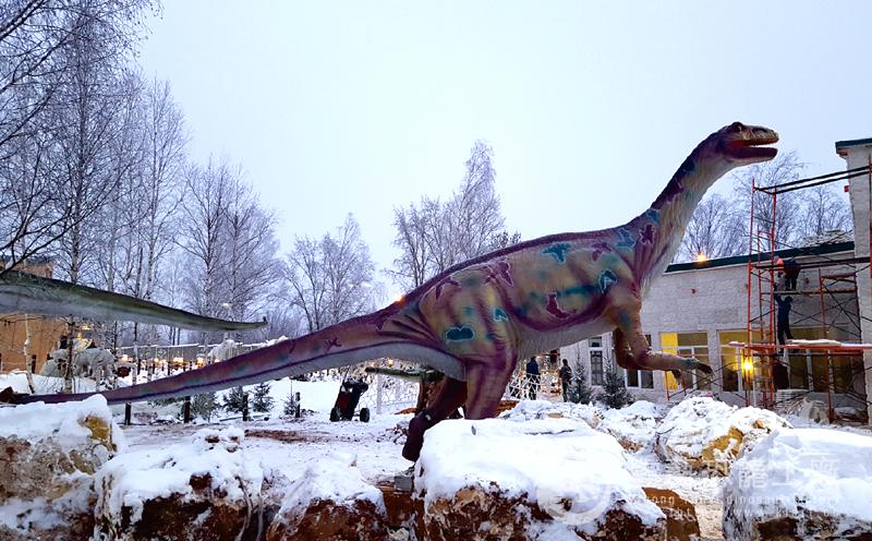6米长的仿真恐龙-板龙